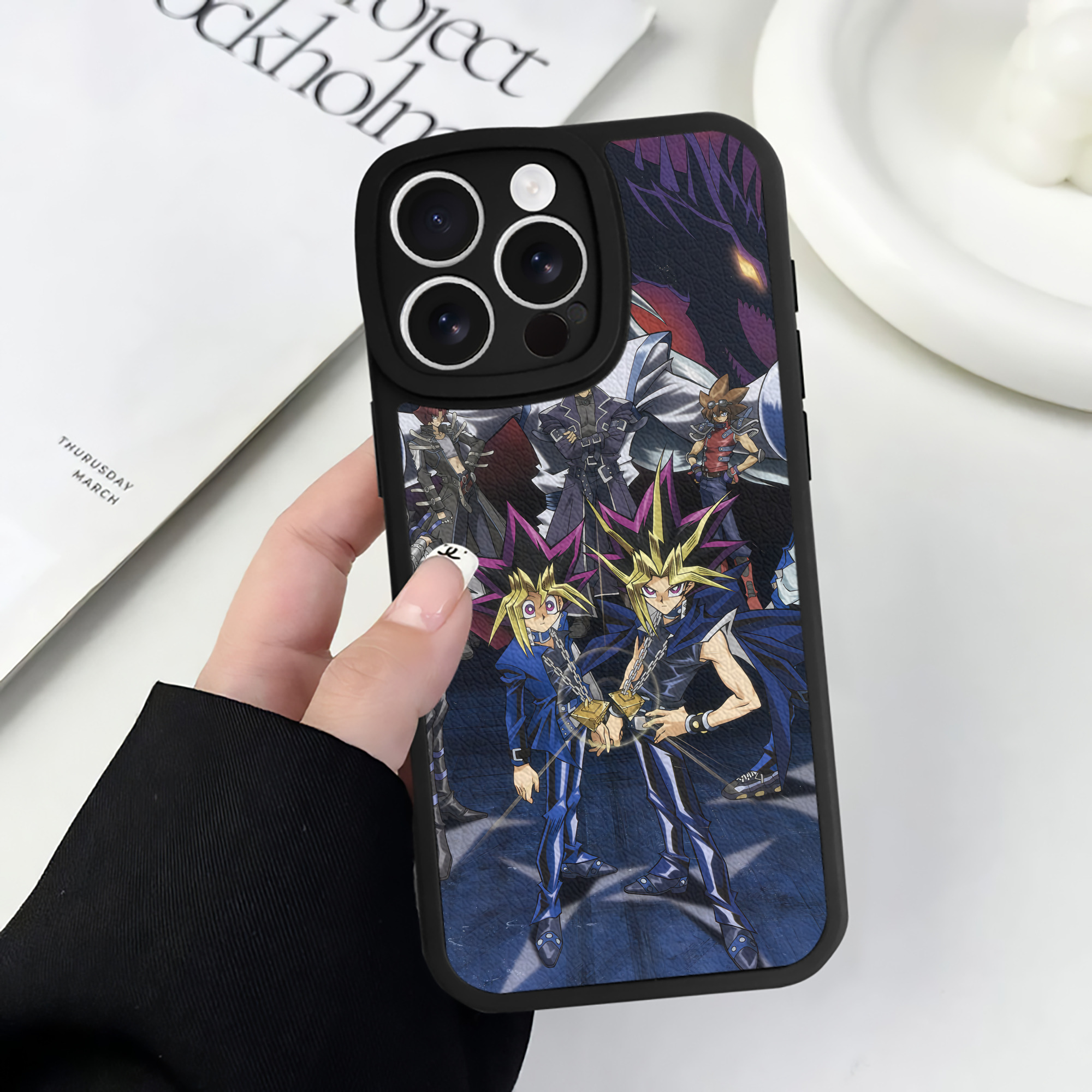 （画像用） 遊☆戯☆王 Yu-Gi-Oh! 【iPhone 16シリーズ対応】シリコンスマホケース（レザー調） 材質：シリコン